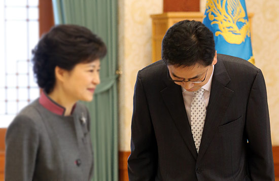 2013년 3월25일 청와대에서 열린 임명장 수여식에서 곽상도 민정수석이 박근혜 대통령에게 인사하고 있다. / ⓒ시사IN 신선영