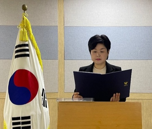 윤미현 과천시의원이 준비된 기자회견문을 읽고 있다.